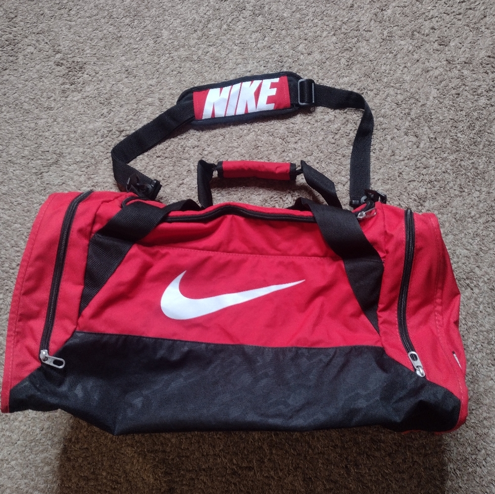 Nike Brasilia 6 Duffel Bag Gym Travel Carry On Luggage Red  Swoosh OO